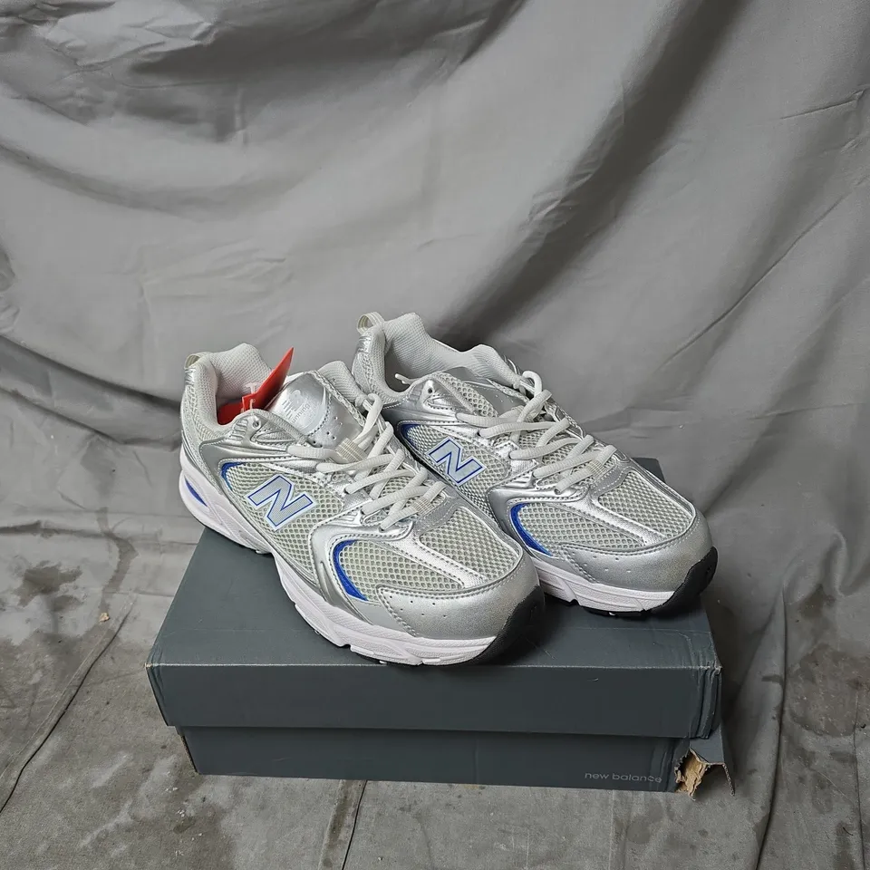 NEW BALANCE TRAINERS – GREY/SILVER WITH BLUE N LOGO SIZE 8.5