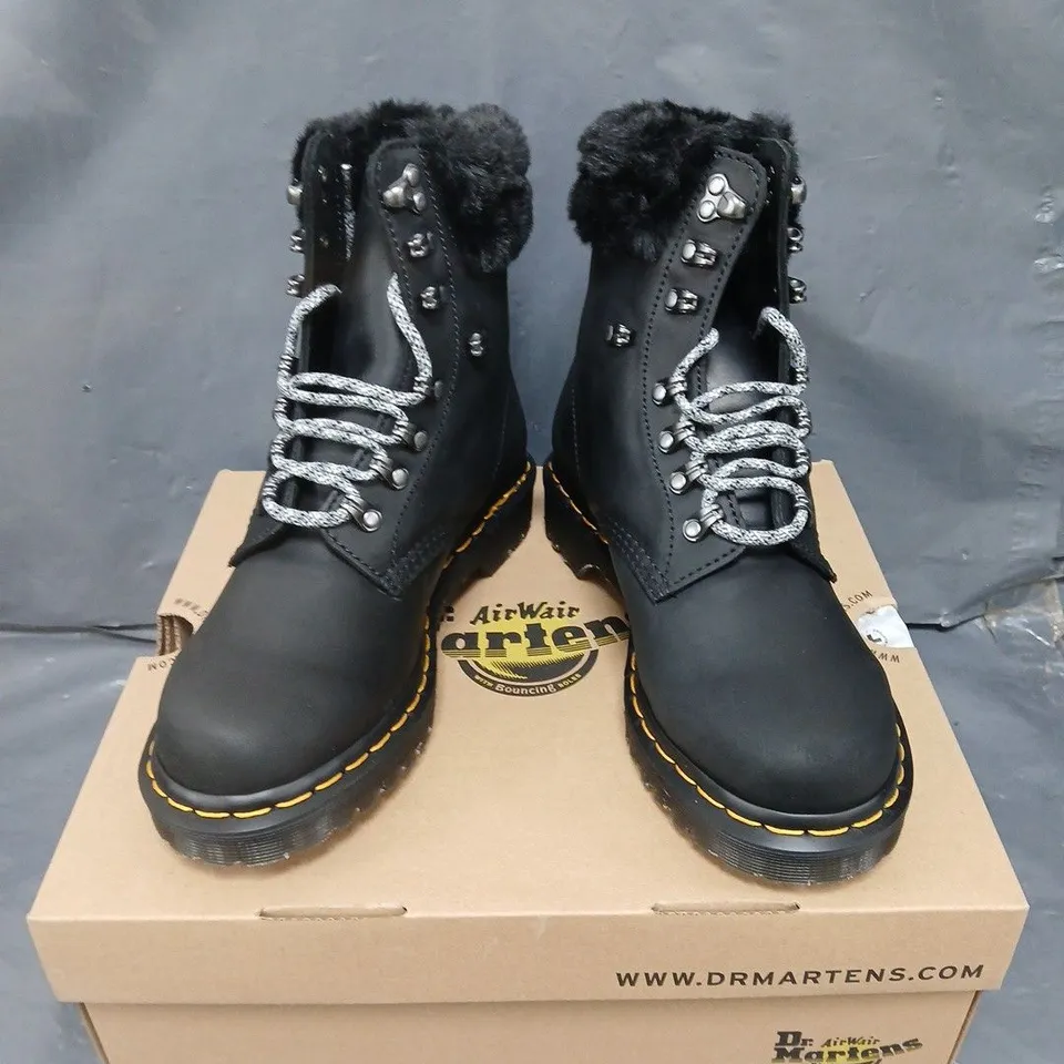 BOXED PAIR OF DR MARTENS STREETER+MILO FUR SERENA COLLAR BOOTS - 5