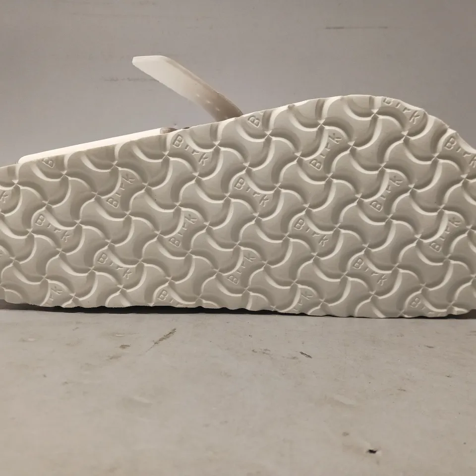BOXED PAIR OF BIRKENSTOCK GIZEH BS TOE-POST FOOTBED SANDALS IN WHITE UK SIZE 9