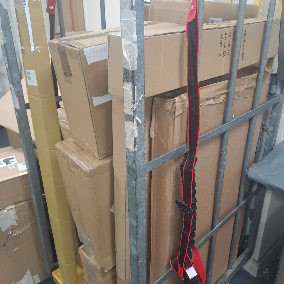 CAGE OF APPROXIMATELY 10 ASSORTED HOUSEHOLD ITEMS TO INCLUDE - SOLAR STAKE LIGHT - HOSE - PRUNER - COLLECTION ONLY