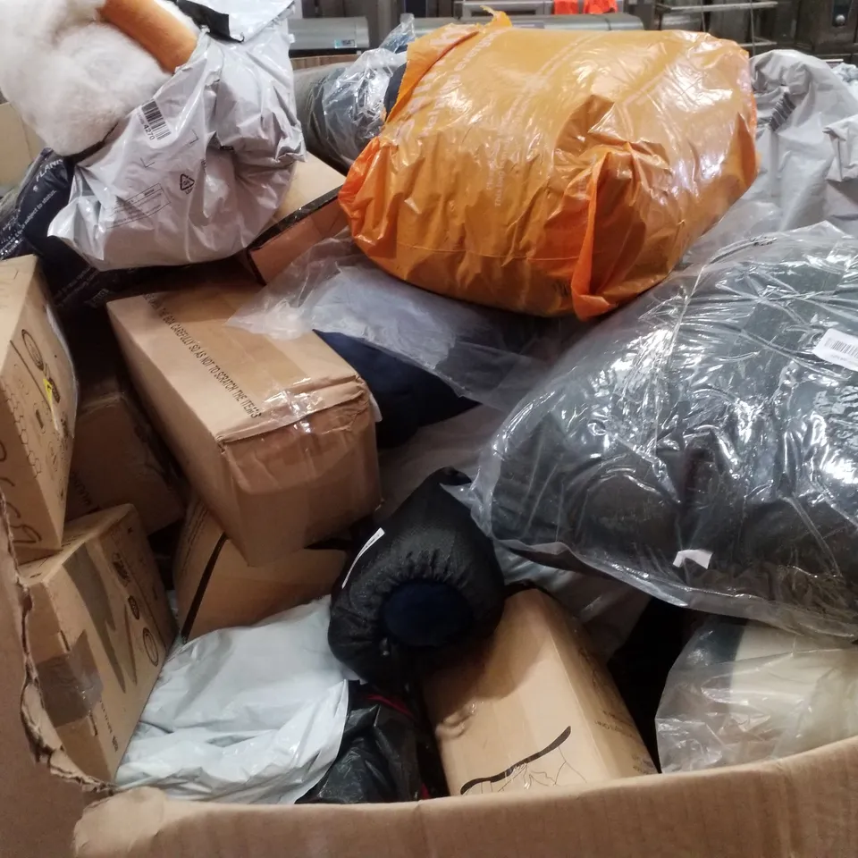 PALLET CONTAINING ASSORTED PILLOWS & CUSHIONS 