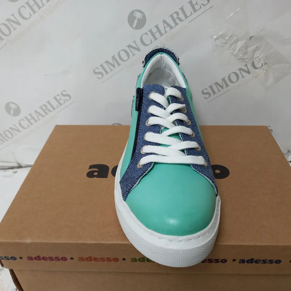 BOXED PAIR OF ADESSO FAYE ZIP TRAINERS IN BLUE/TURQUOISE - SIZE 6