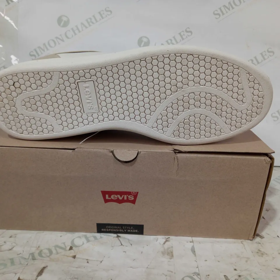 BOXED PAIR OF LEVI'S BILLY 2.0 SHOES IN WHITE/BEIGE UK SIZE 12