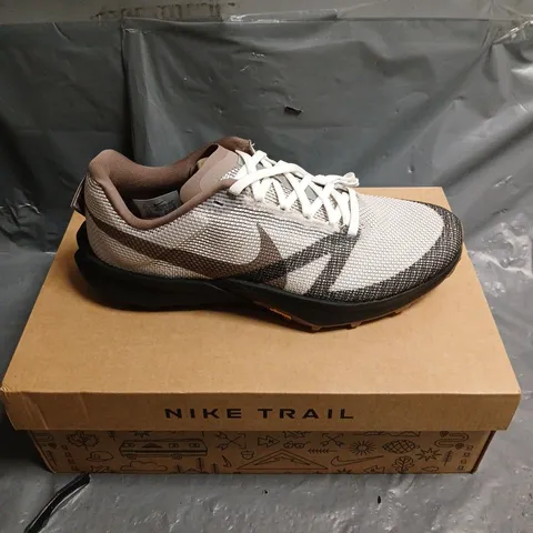 BOXED PAIR OF NIKE TERRA KIGER 10 TRAINERS - 7.5