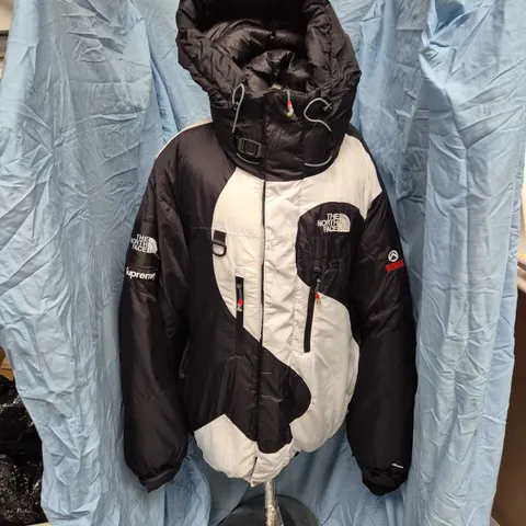 THE NORTH FACE X SUPREME PUFFER JACKET – BLACK/WHITE - XL