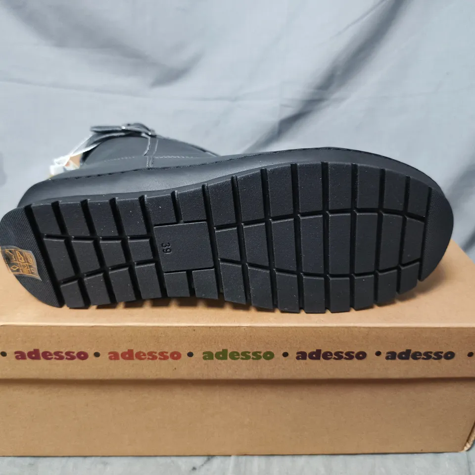 BOXED PAIR OF ADESSO WOMEN'S BLACK LEATHER BUCKLE ANKLE BOOTS – UK 6 (EU 39)