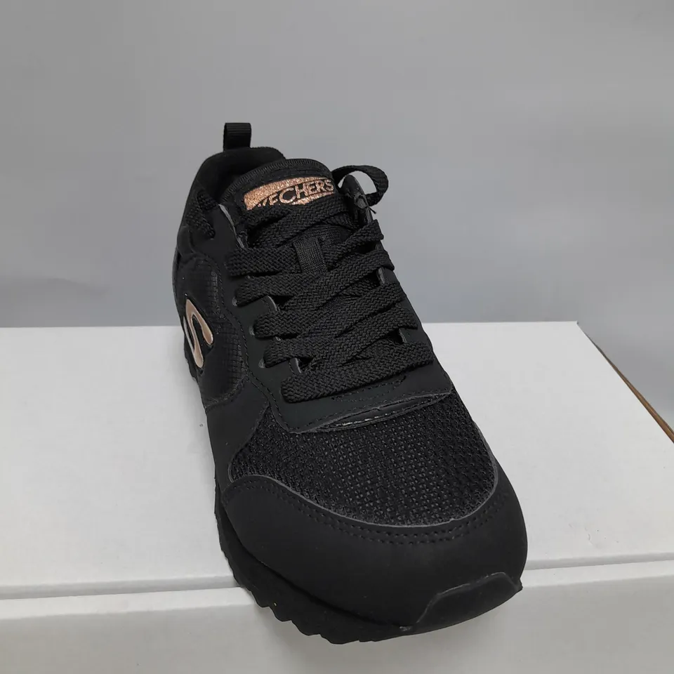 BOXED PAIR OF SKECHERS TRAINERS BLACK SIZE 4