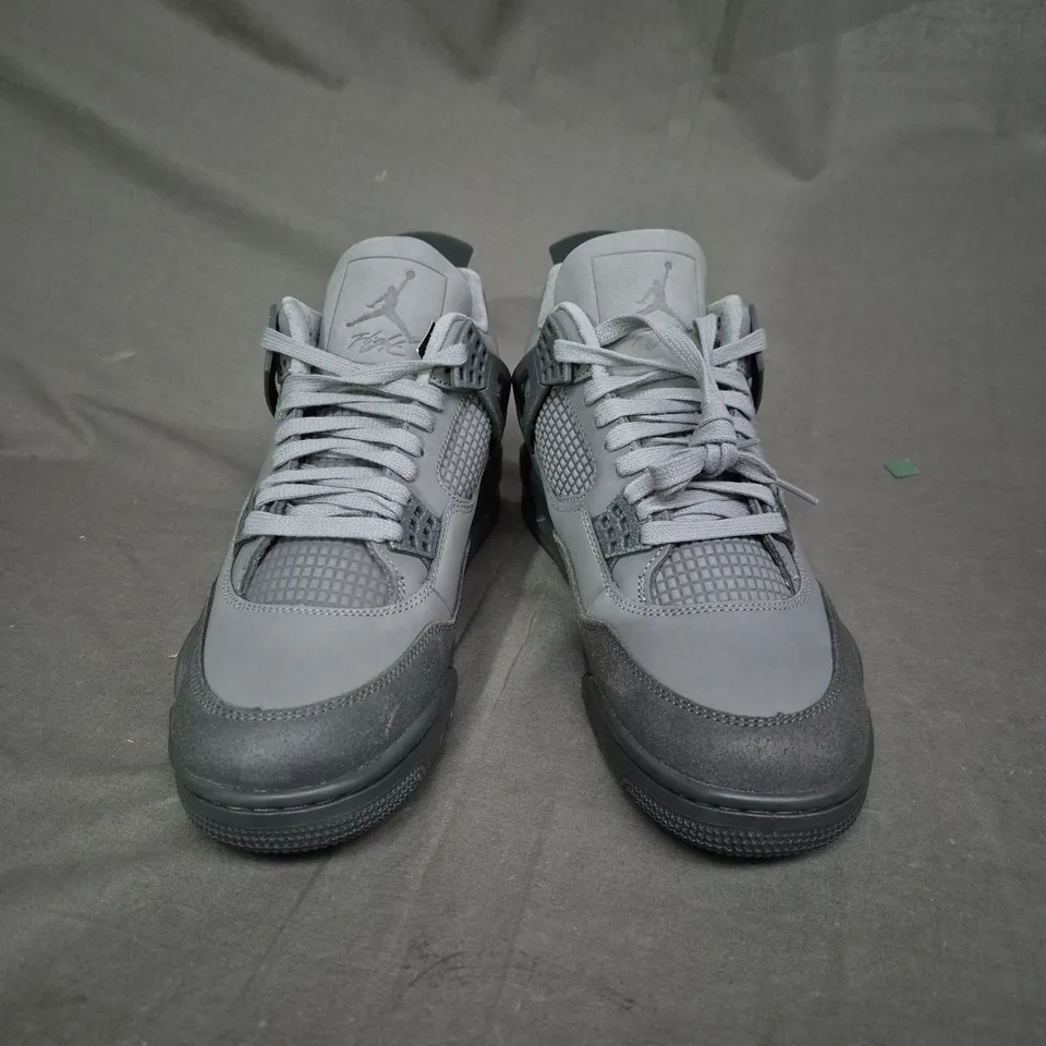 BOXED PAIR OF AIR JORDAN 4 RETRO SHOES IN GREY - UK SIZE 9