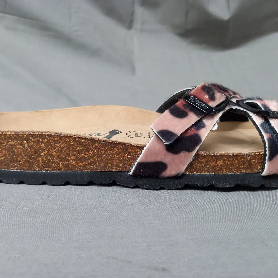 BOXED PAIR OF BONOVA CROSS STRAP SANDALS IN ANIMAL PRINT SIZE 5