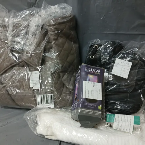 APPROXIMATELY 20 ASSORTED ITEMSTO INCLUDE COAT, HANDBAG, TABLE LAMP, ETC