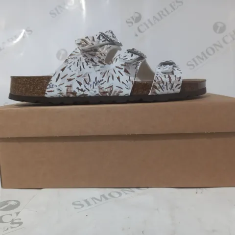 BOXED PAIR OF BONOVA OPEN TOE SANDALS IN WHITE/BLUE/BRONZE FLORAL DESIGN SIZE 7