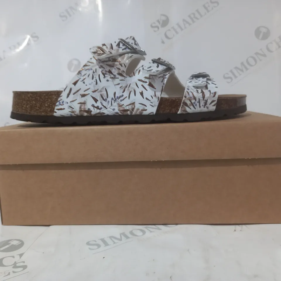 BOXED PAIR OF BONOVA OPEN TOE SANDALS IN WHITE/BLUE/BRONZE FLORAL DESIGN SIZE 7