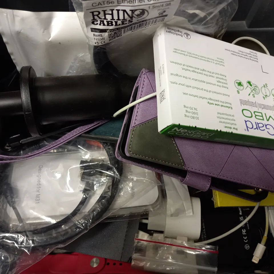 BOX OF APPROXIMATELY 20 ASSORTED ITEMS TO INCLUDE - JETECH TEMPERED GLASS SCREEN PROTECTOR - SNOREWIZARD - NUDIENT IPHONE 12 / 12 PRO DUSTY PINK CASE ECT