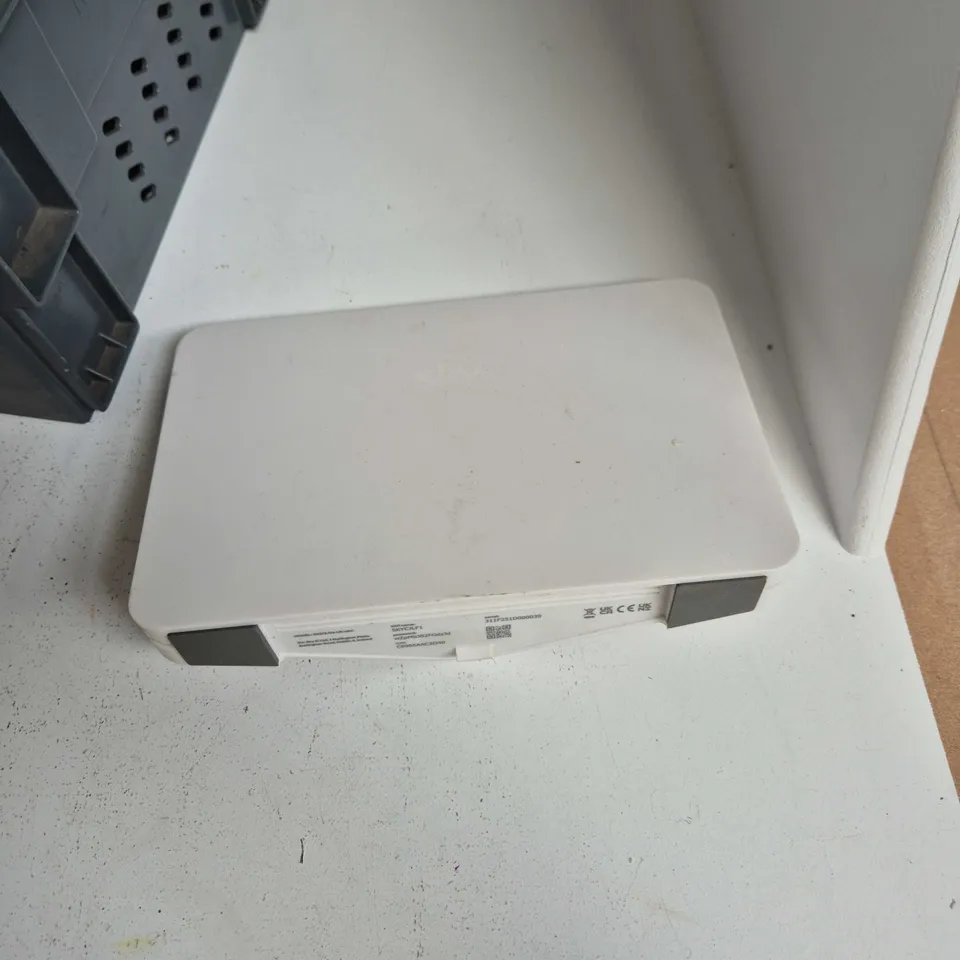 TOTE OF APPROXIMATELY 12 ASSORTED ITEMS TO INCLUDE: SKY ROUTER