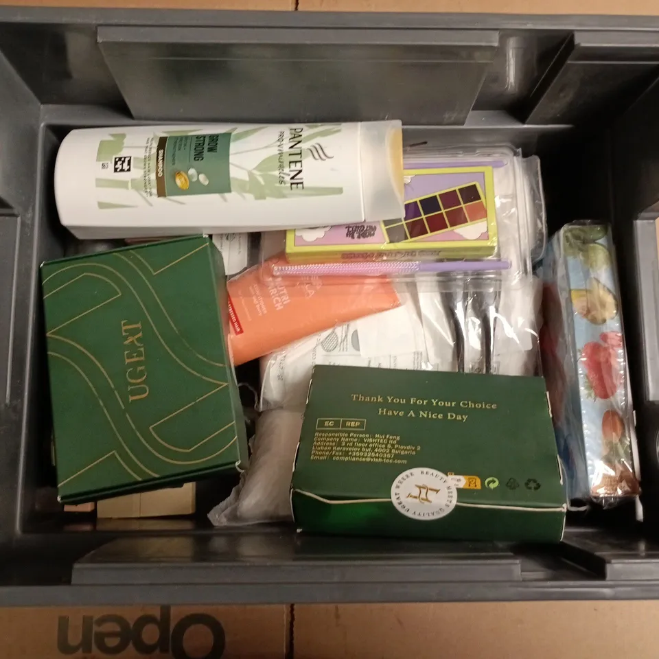 APPROXIMATEY 20 ASSORTED HEALTH AND BEAUTY PRODUCTS TO INCLUDE MAKE UP BRUSH SET, BOTANICS PORE REFINING SCRUB, WELLA NUTRI ENRICH SHAMPOO ETC