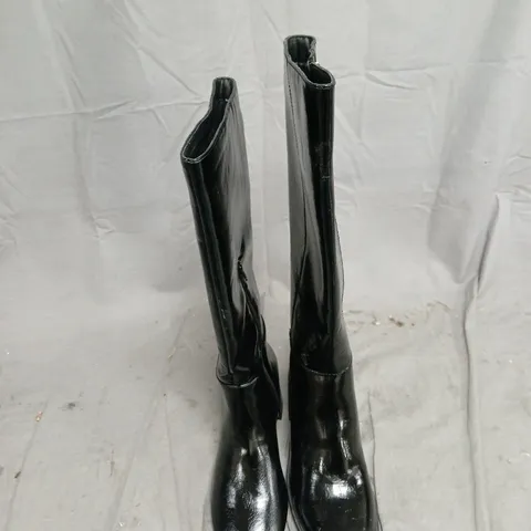 CAGE OF APPROXIMATELY 10 ASSORTED ITEMS TO INCLUDE: BOOTS AND BABY BOUNCER ATTACHMENT 