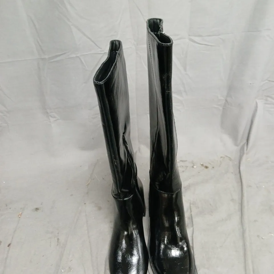 CAGE OF APPROXIMATELY 10 ASSORTED ITEMS TO INCLUDE: BOOTS AND BABY BOUNCER ATTACHMENT 