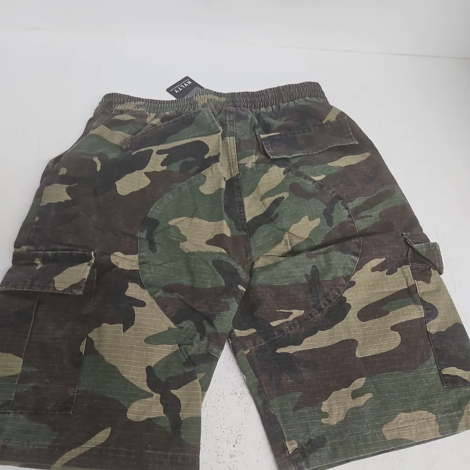 NVLTY VINTAGE PATCH CARGO SHORTS IN CAMO - MED