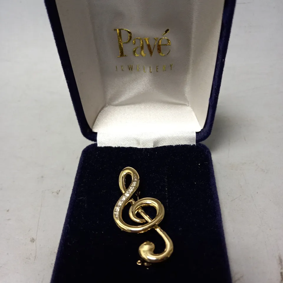 PAVÉ TREBLE CLEF BROOCH PIN IN GOLD EFFECT W. DIAMANTE DETAIL