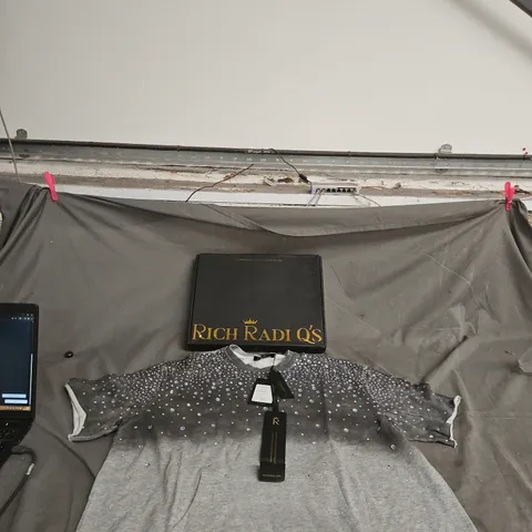 RICH RAD Q'S NEW YORK GRADIENT-COATED RHINESTONE KNIT TEE – GREY, UK SIZE L