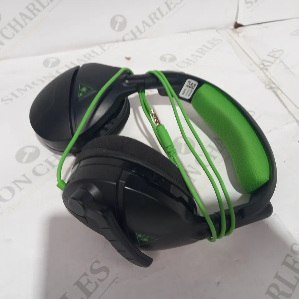 DESIGNER GAMING HEADSET IN THE STYLE OF TURTLE BEACH IN BLACK/GREEN