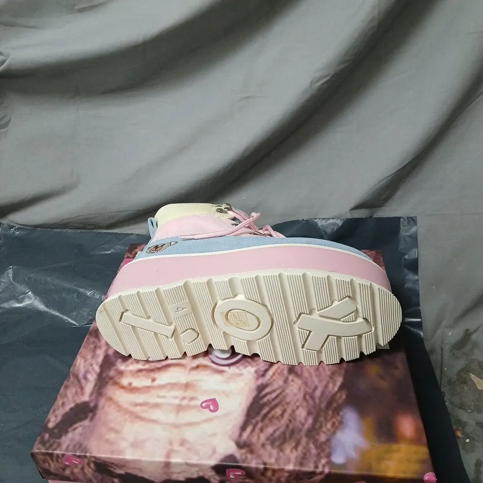 KOI ZOZI KAWAII SNUGGLE BEAR BOOTS BOXED SIZE 4