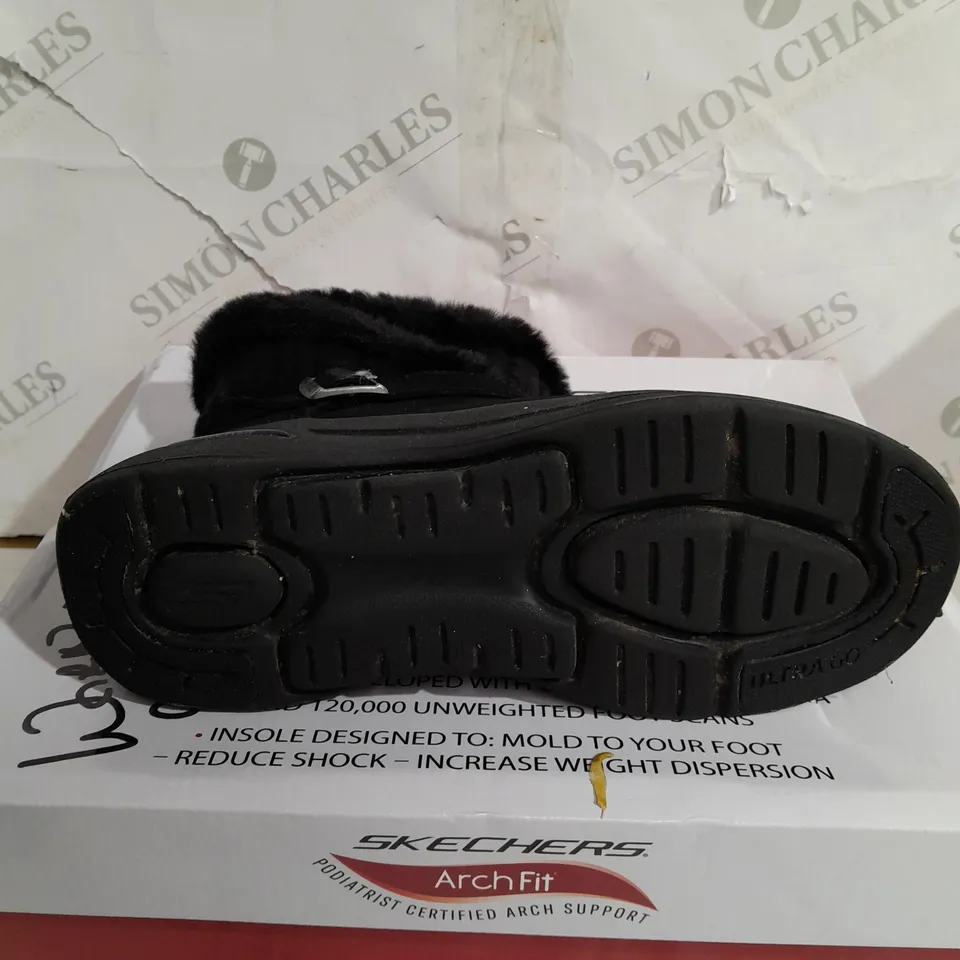 BOXED SKECHERS GO BOOTS IN BLACK - SIZE 4 RRP £20