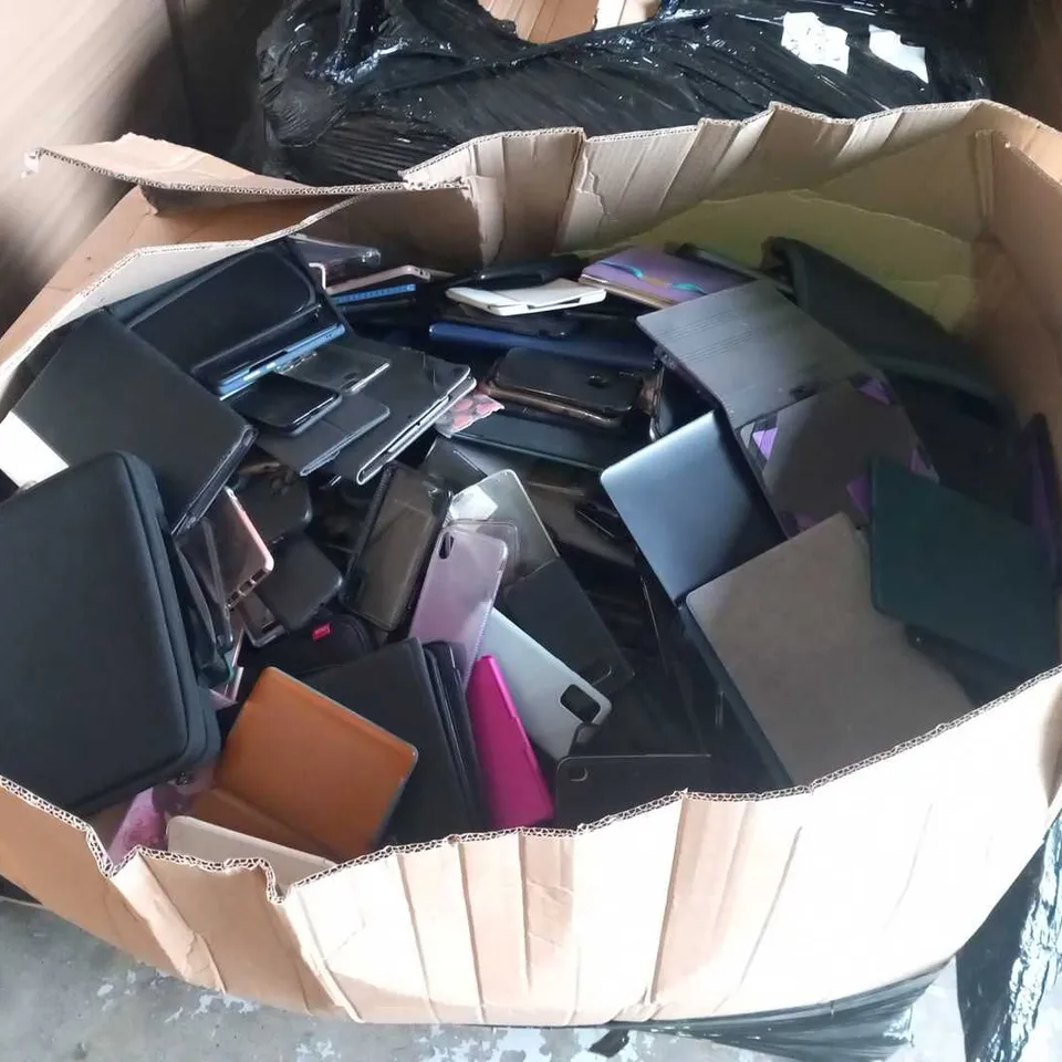 PALLET OF A SIGNIFICANT QUANTITY OF ASSORTED MOBILE, TABLET, LAPTOP AND HANDHELD GAMES CONSOLE CASES