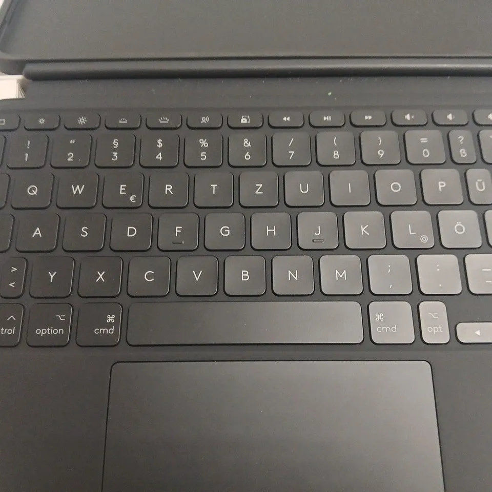 LOGITECH COMBO TOUCH KEYBOARD CASE WITH TRACKPAD FOR IPAD PRO 11-INCH (4TH GEN) – BOXED DEUTS LAYOUT