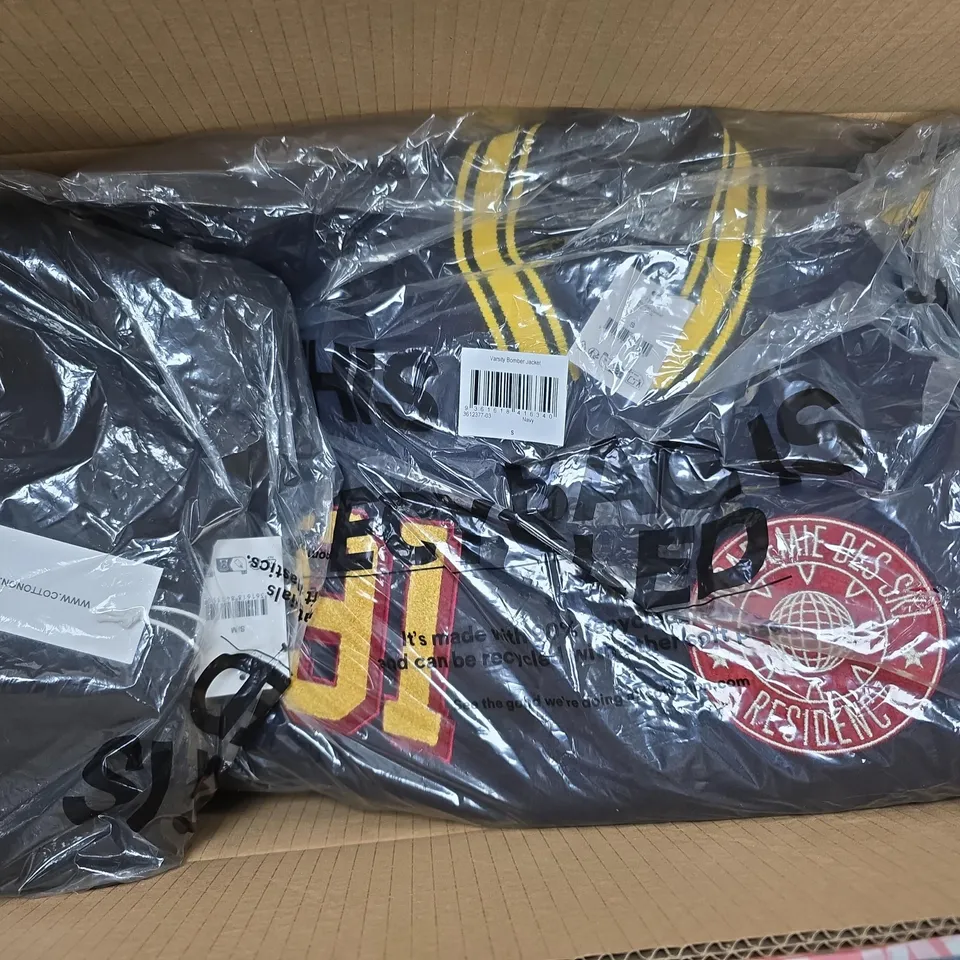 APPROXIMATELY 6 ASSORTED CLOTHING ITEMS IN VARIOUS SIZES, COLOURS & STYLES TO INCLUDE VARSITY JACKET, ARI SPRAY JACKET