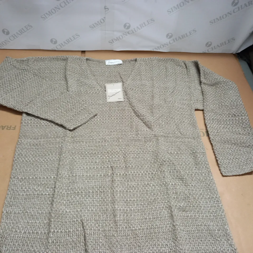 LOT OF 24 BAGGED AS NEW TEXTURED V-NECK JUMPERS - SIZE UNSPECIFED