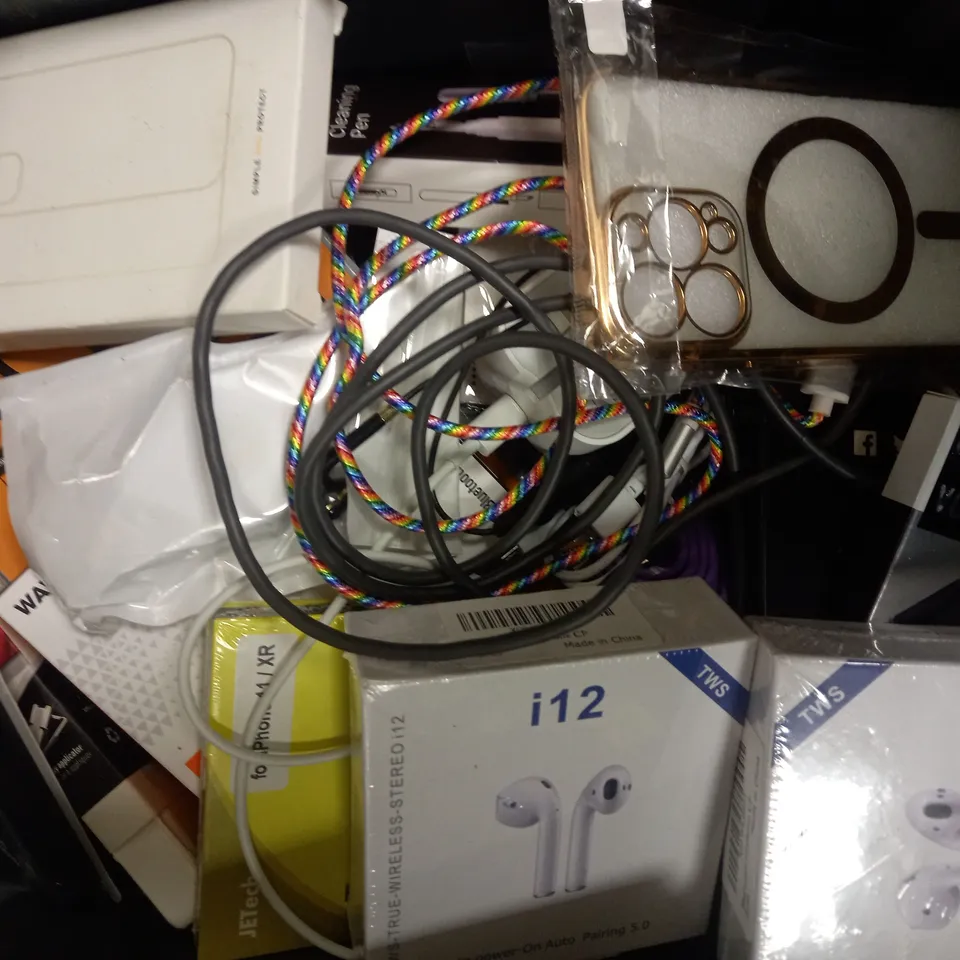 LOT OF APPROXIMATELY 20 PHONE ACCESSORIES, TO INCLUDE CASES, SCREEN PROTECTORS, ETC 