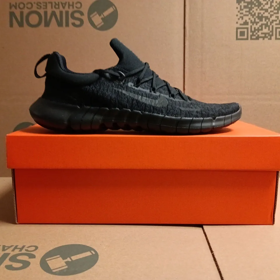 BOXED PAIR OF NIKE FREE TRAINERS IN BLACK SIZE UK 8