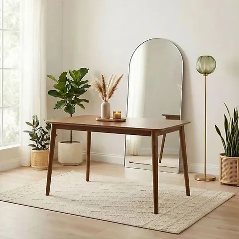 BOXED FURNITUREBOX UK LYNTON SMALL WALNUT EFFECT SOLID WOOD DINING TABLE