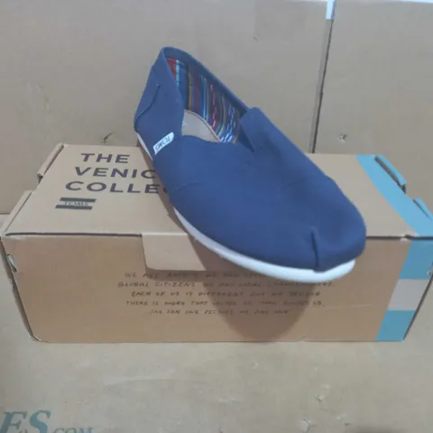 BOXED PAIR OF TOMS THE VENICE COLLECTION CANVAS SHOES IN NAVY UK SIZE 8