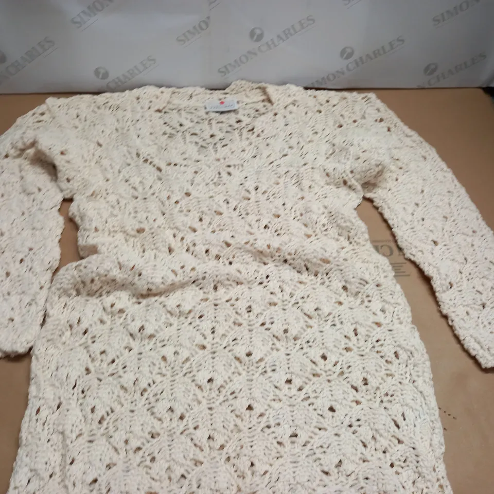 LOT OF APPROXIMATELY 20 CROCHET PULL V-NECK JUMPERS - SIZE UNSPECIFIED