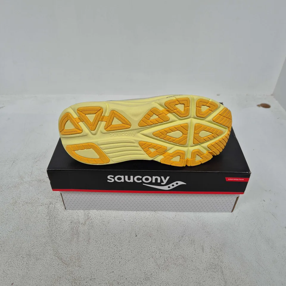 BOXED PAIR OF SAUCONY GUIDE 19 TRAINERS IN GREY/YELLOW - UK 7