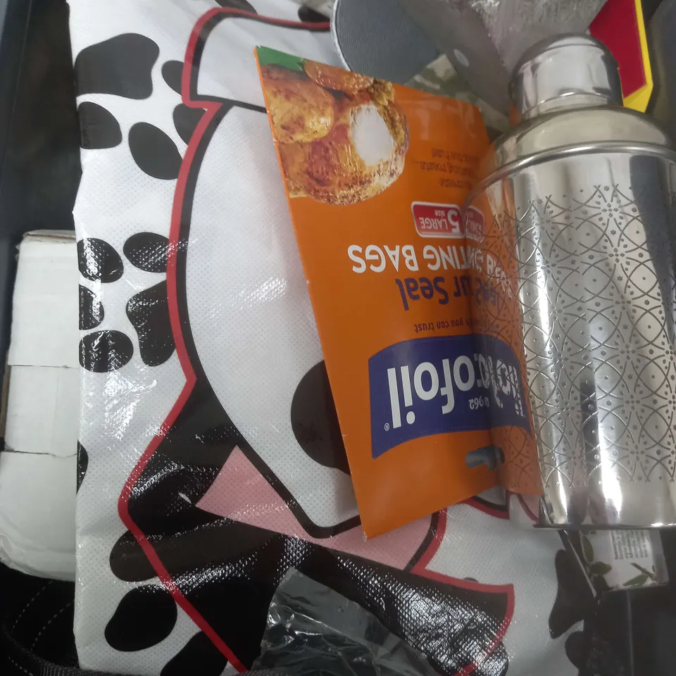BOX OF APPROXIMATELY 15 ASSORTED ITEMS TO INCLUDE - ROCKS, ARMY BADGE, ROASTING BAGS ETC