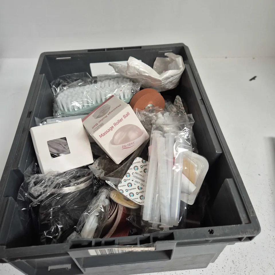 TOTE OF APPROXIMATELY 12 ASSORTED ITEMS TO INCLUDE: PHOTO FRAME