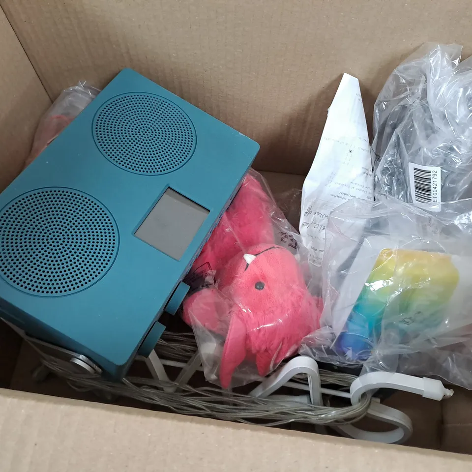 APPROXIMATELY 10 ASSORTED PRODUCTS TO INLCUDE JOHN LEWIS BULB HOLDER, TOMMEE TIPPEE DREAMMAKER, JOHN LEWIS CLUSTER LIGHTS