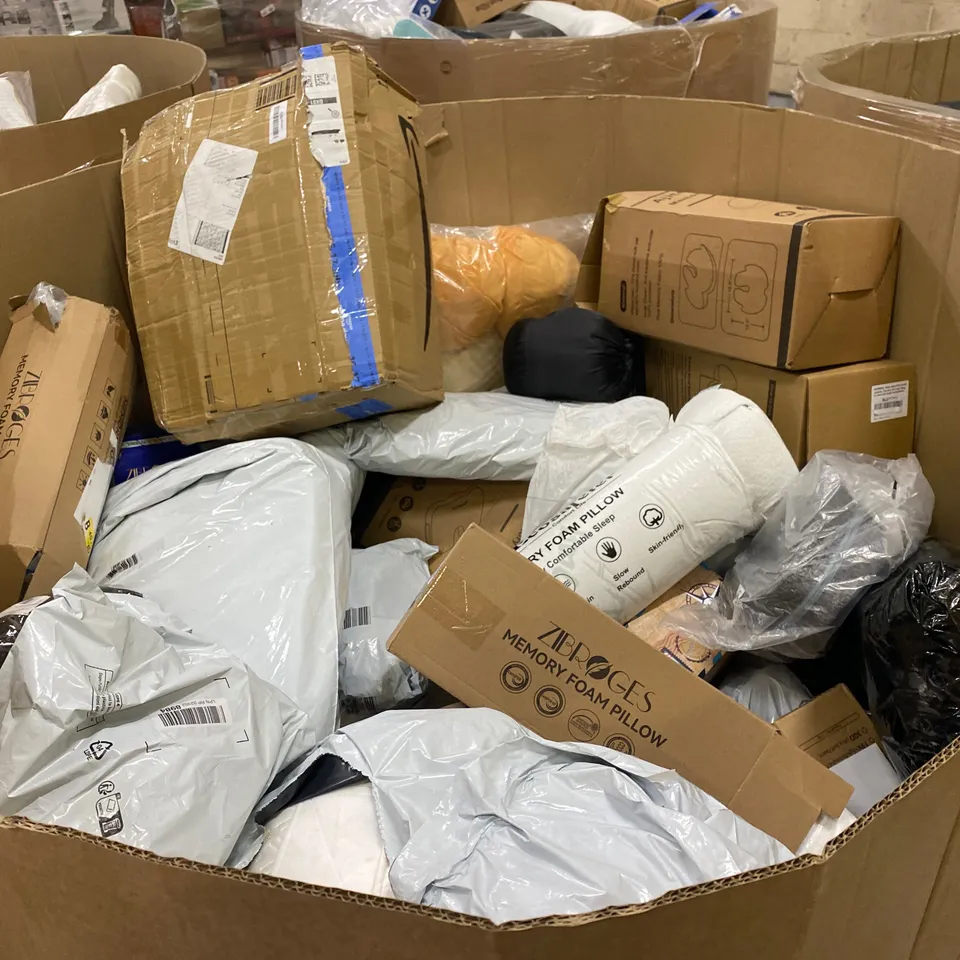 PALLET TO CONTAIN A LARGE ASSORTMENT OF PILLOWS AND CUSHIONS // BRANDS MAY VARY