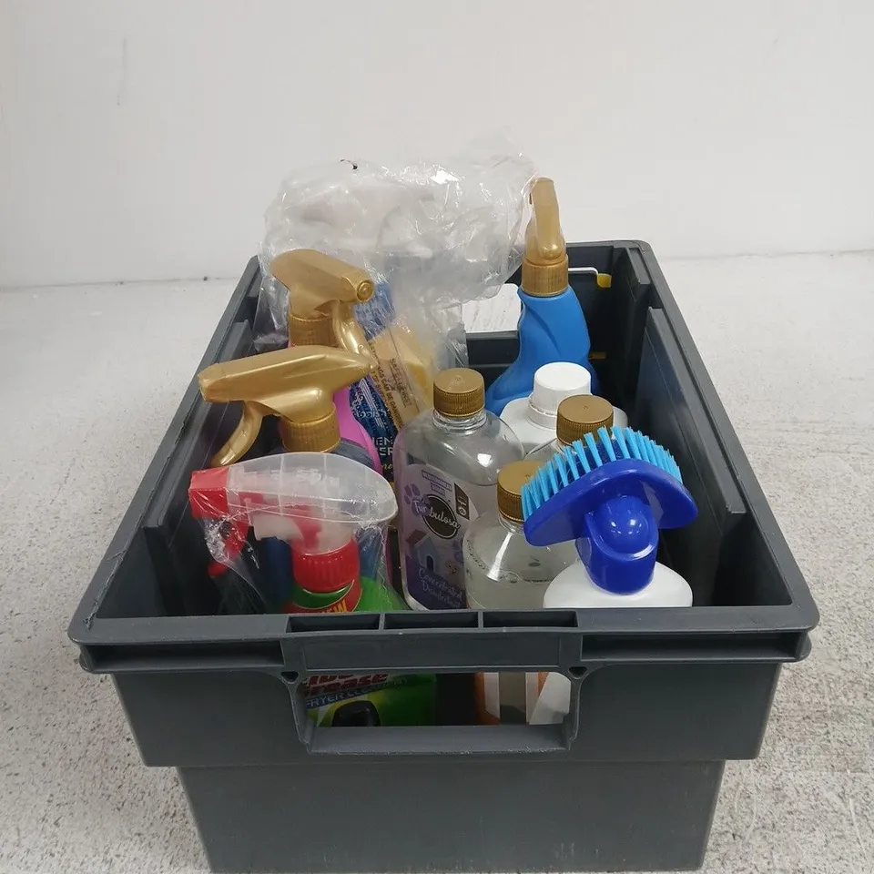TOTE OF APPROXIMATELY 10 ASSORTED ITEMS TO INCLUDE RENOVO, ELBOW GREASE, ASTONISH ETC