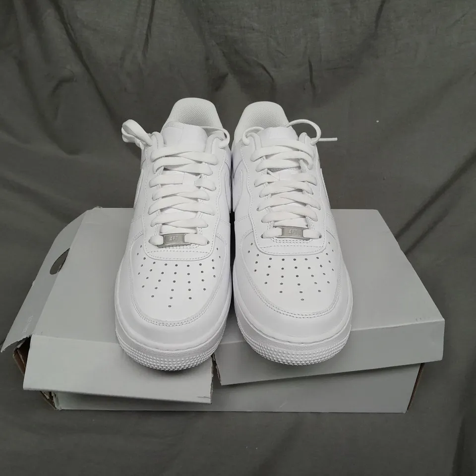 BOXED NIKE AIR FORCE 1 TRAINERS IN WHITE SIZE 8