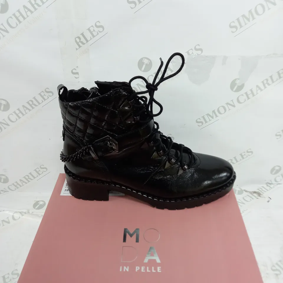 PAIR OF MODA IN PELLE ARNIE LACE UP BOOTS IN BLACK SIZE 6