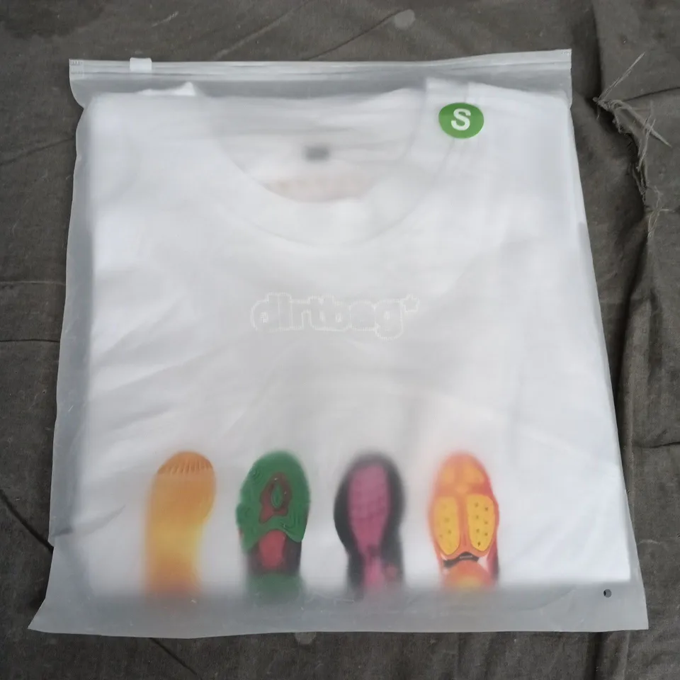 BAGGED DIRTBAG WHITE T-SHIRT WITH FOOTPRINT PRINT – SIZE S