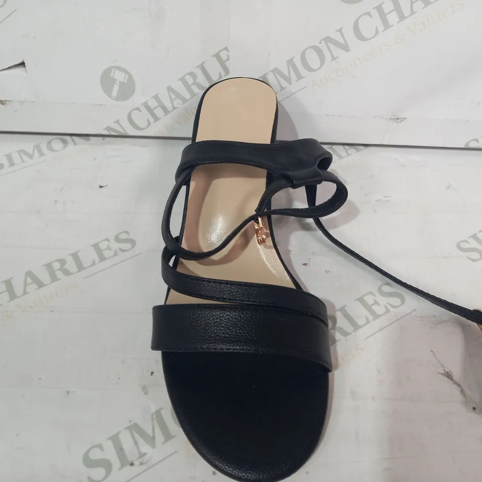 PAIR OF DESIGNER OPEN TOE LOW BLACK HEEL SANDALS IN BLACK EU SIZE 38