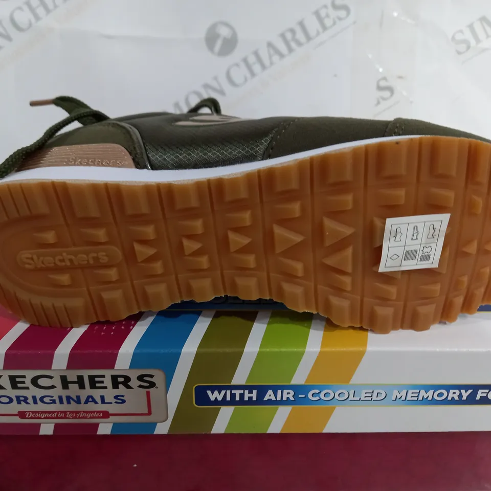 BOXED PAIR OF SKETCHERS ORIGINALS LACE UP TRAINERS IN OLIVE/GOLD - UK 4