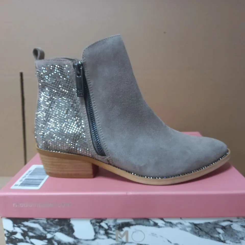BOXED MODA IN PELLE LIGHT GREY HEEL BOOTS - UK 6