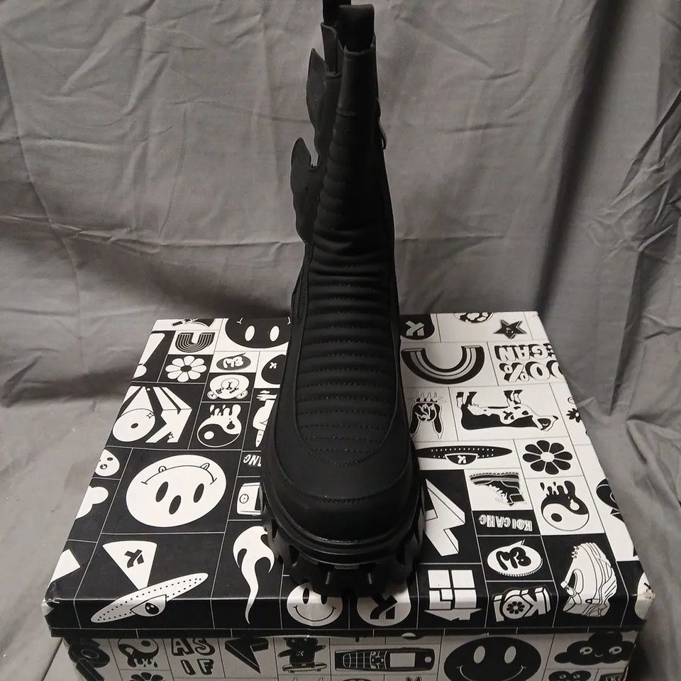 BOXED PAIR OF KOI VADER MEN'S PADDED CROFT BOOTS IN BLACK SIZE UK 8