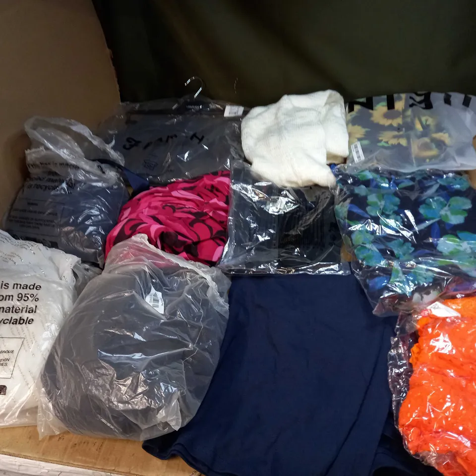BOX OF APPROX 35 ASSORTED CLOTHING ITEMS TO INCLUDE - DRESSES, T-SHIRTS AND TROUSERS